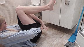 She held her tongue for a long time to go to the toilet! MP4
