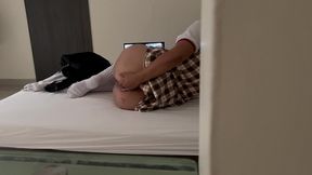 encuentro a mi hijastra de culo enorme con su uniforme escolar mastuabndose y no me aguanto las ganas de cubrirle el culo de semen cremoso