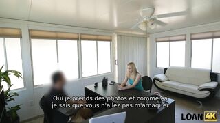 LOAN4K La mignonne blonde ne peut pas payer le loyer alors elle va à la banque pour un prêt