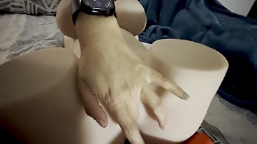 Tengo sexo lesbico con mi muñeca sexual mientas mi esposa esta en la cama