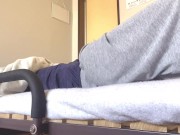 1人暮らし大学生の寝起きオナニーをこっそらちんぽビンビンで