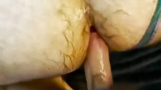 Amatérský gay medvěd dostane syrový hardcore šukaný do zadku s obrovským penisem v POV