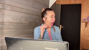 Office yawning, the boss has had enough! wmv