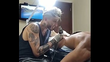 M&atilde_o boba durante a tatuagem