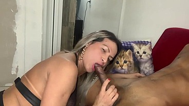 Negão gostoso socou forte no rabo da travesti safada