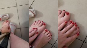 mes chaussettes sales cachaient mes jolis pieds vernis de rouge