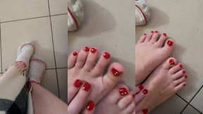 mes chaussettes sales cachaient mes jolis pieds vernis de rouge