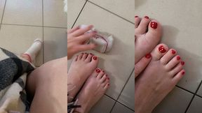 mes chaussettes sales cachaient mes jolis pieds vernis de rouge