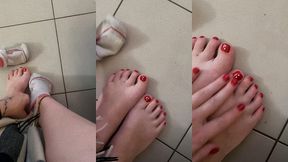 mes chaussettes sales cachaient mes jolis pieds vernis de rouge