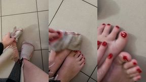 mes chaussettes sales cachaient mes jolis pieds vernis de rouge