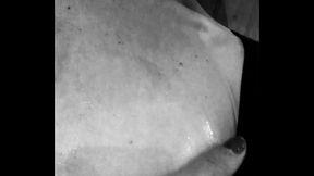 Tellement excit&eacute_e que je masse les seins avec ma salive toute chaude lors ...