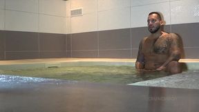 mec muscle bais eun mec dans la piscine