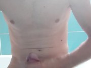 je me branle de ouf dans la salle de bain après le taff