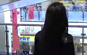 Schlampe lutscht und fickt in der Umkleidekabine des Einkaufszentrums - Camsfree.us