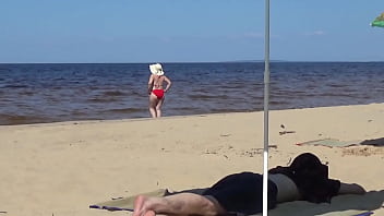 Nimble mature mommy has fun with young guys on the beach)))