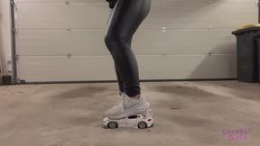 Sneaker-Girl Clara - RC Toy Car Crush
