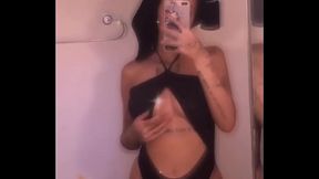 Azzy Gostosa exibindo Peitinho