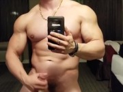Big muscled hunk cums in front of mirror