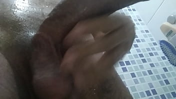 Pauzudo tomando banho