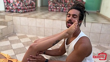 Realizando o fetiche por pés do boy pirocudo antes de me fuder todinha