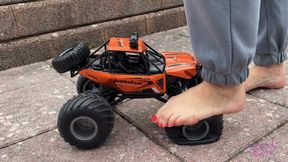 Sneaker-Girl Akira - Monstertruck Crush Barfeet and with Shoes