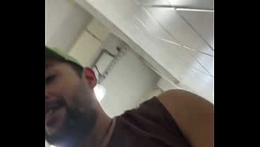 Entrei no banheiro pra mijar e vi machos de rolas duras e enormes, cai de boca