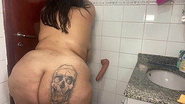 Bbw se masturbou com seu brinquedo enorme no banheiro e mijou de tesao - Mary Jhuana