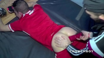 soumlission hot en sneaker et pieds en backroom