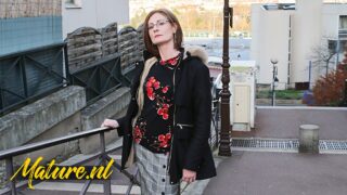 Blowjob, Reiten – Mann mit langem Schwanz fickt reifes MILF-Mädchen mit kleinen Titten und Brille in den Arsch