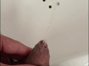 pissing desesperado en baño publico, casi me pillan primer plano, gay sumiso