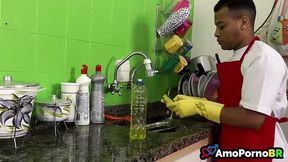 madrasta me explora no trabalho domestico