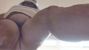 Giantess Tempest squats