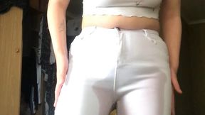 Lisa wets her white jeans