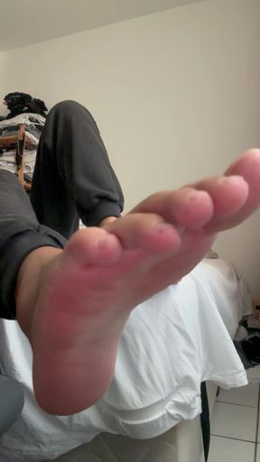 Boy Feet Show After All Day Inside Sneakers- Pes De Moleque