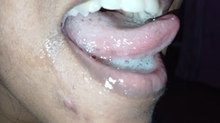 කැරිකටේ පුරෝගෙන අම්මෝ-Sexy girl sucking Juice in the mouth