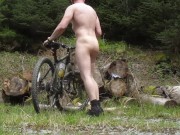 Muscle stud gets naked on a bike ride in the woods, flexes muscles and cums (old vid)