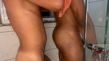 ELE GOSTA DE MAMAR NO PAU DO MACHO NA HORA DO BANHO