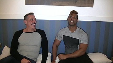 2141 Sexy daddy baisé bareback par un black musclé TBMj'ai adoré filmé ce ...