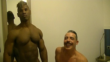 2141 Sexy daddy baisé bareback par un black musclé TBMj'ai adoré filmé ce ...