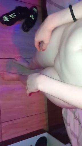 Blonde giving her pink pussy and showing off her beautiful little body