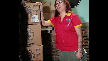 Empleada del Oxxo cogida en la bodega a cambio de un permiso