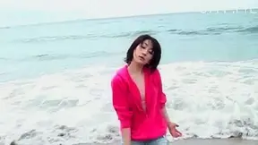 Joven Japonesa Caliente En Bikini Camina Solita Por La Playa