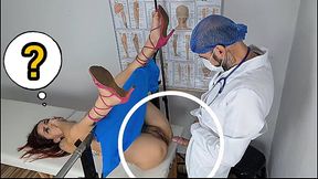 Ginecologista brincando com buceta da paciente!