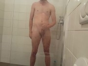 Naakt spelen met kontje en aftrekken in de douche