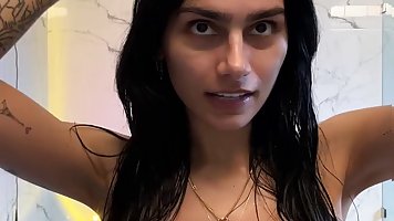Busty Arab beauty Mia Khalifa posing on cam