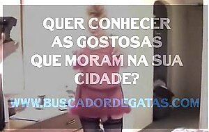 Mulher do claudio sentando com