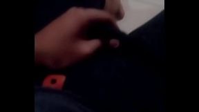 Hombre toc&aacute_ndose el pene