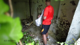 Kåta amatörer tar stora kukar i munnen och blir sedan knullade barbacka, vilket slutar med röriga ansiktsbehandlingar