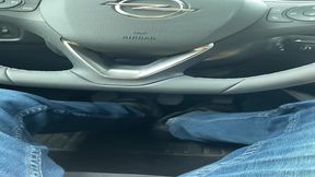 je le branle dans la voiture j’aime tellement avoir sa bite dans mes mains que...