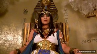 Cleopatra Cosplayer Blir Spitroastad Av Lojala Undersåtar